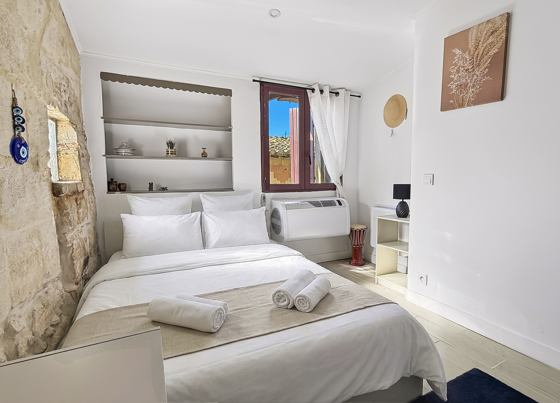 Chambre lumineuse avec literie de qualité et climatisation