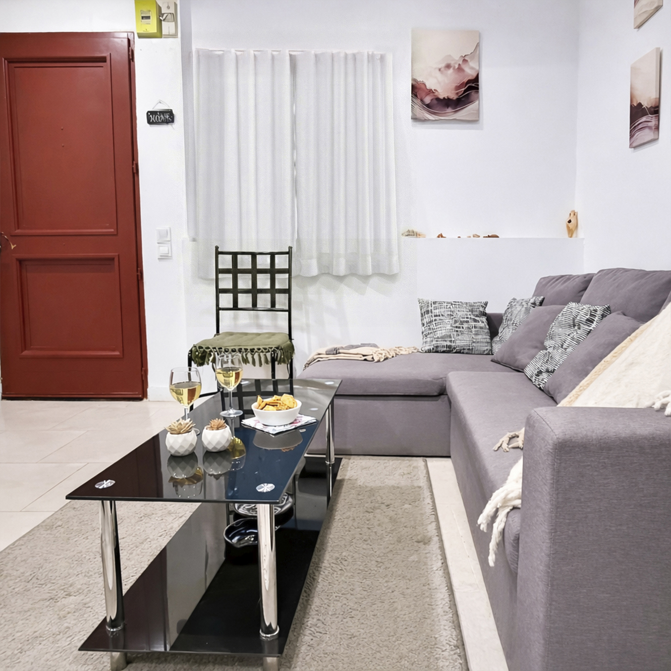 Espace séjour avec décoration bohème et verre de bienvenue