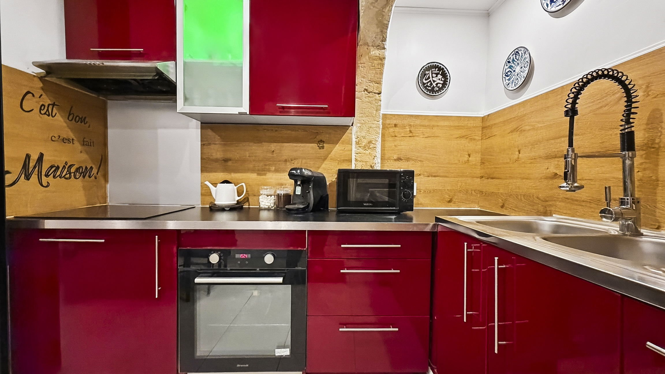 Cuisine équipée rouge laqué — maison de caractère